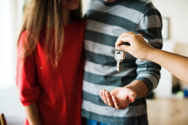 Par som får nøkler til sitt nye hus